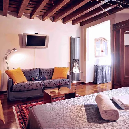 Antica Via Roma Garden View Bed & Breakfast